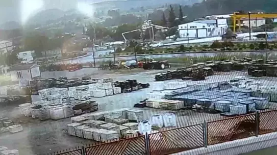 Muğla'da Feci Kaza: Araç Direği Devirip Havada Asılı Kaldı