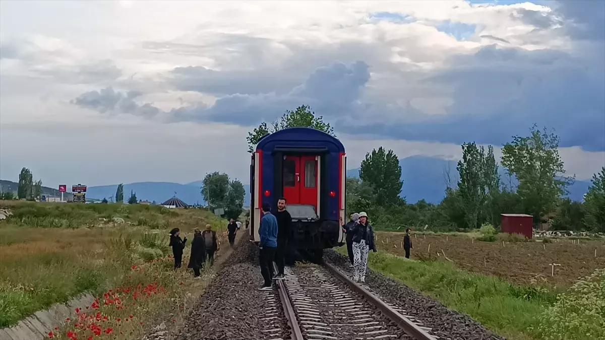Tren Minibüse Çarptı, Sürücü Yaralandı