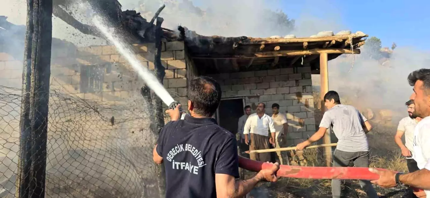 Hakkari'de Yangın: 1100 Balya Ot ve 150 Torba Saman Yandı