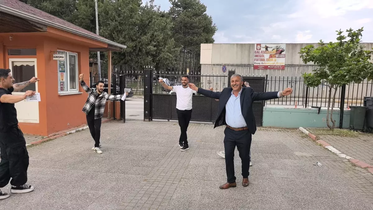 İnegöl'de Muhtar Seçimi: Ekren Çiftetelliyle Kutladı