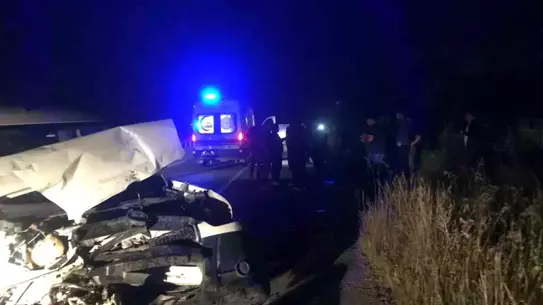 Sakarya'da Traktör ile Ticari Araç Çarpıştı