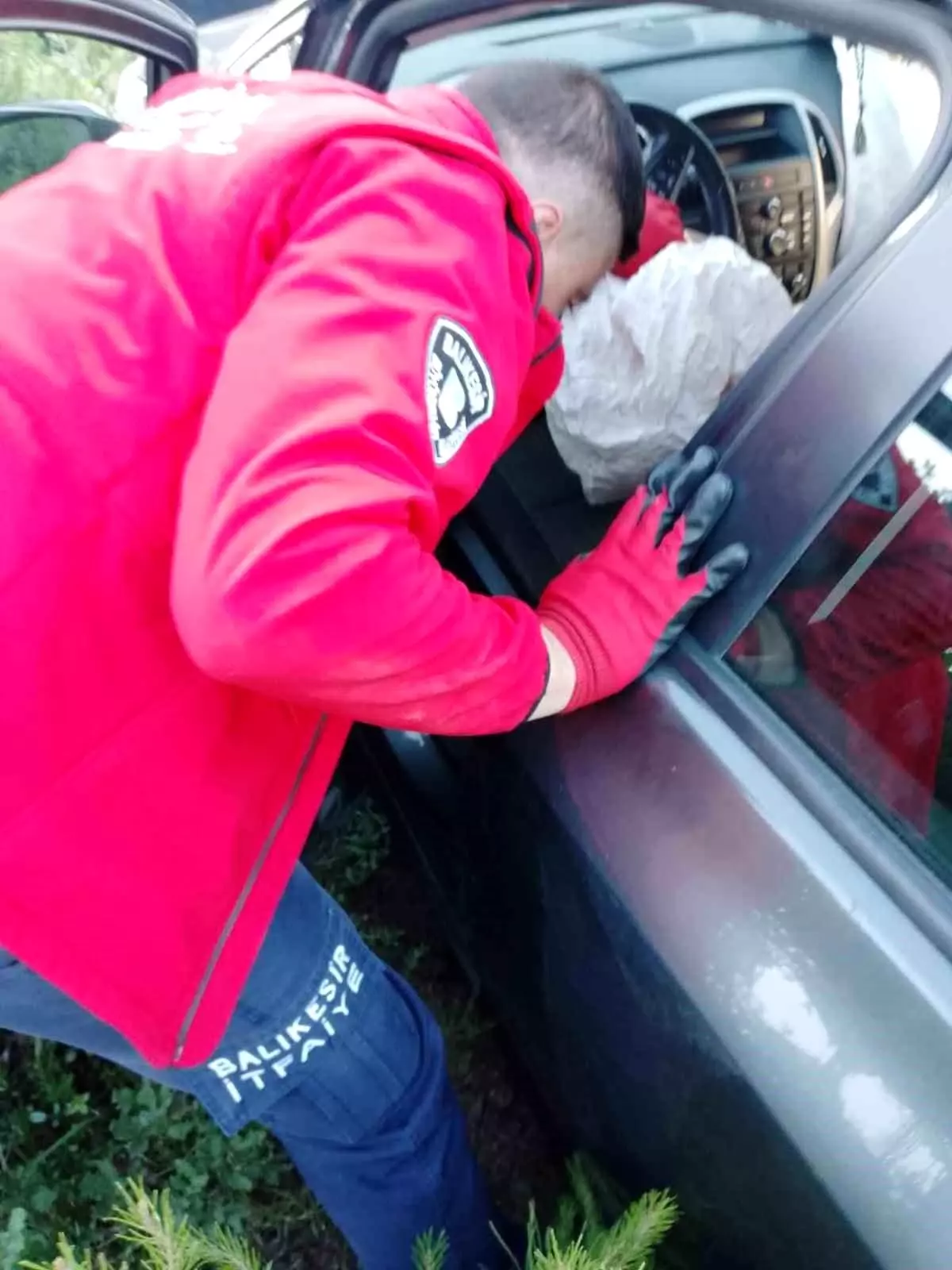 Balya'da Otomobil Şarampole Uçtu