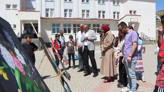 Karlıova'da Öğrencilerden Sanat Sergisi
