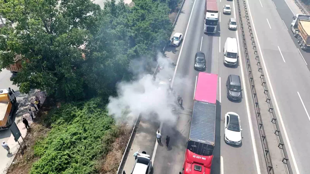 Sakarya'da Otoyolda Araç Yangını