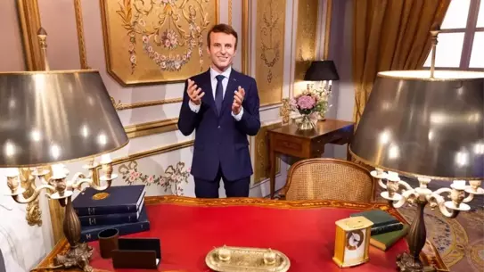 Macron'un Bal Mumu Heykeli Çalındı