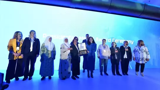 Osmani'den Srebrenitsa Annelerine Madalya
