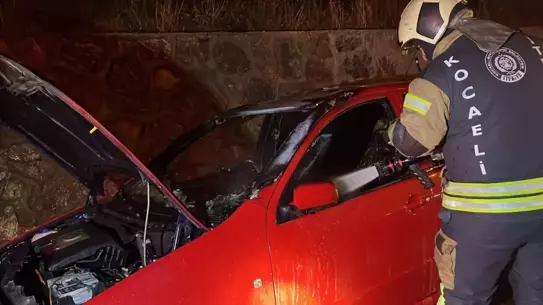 Kocaeli'de Otomobil Alev Aldı