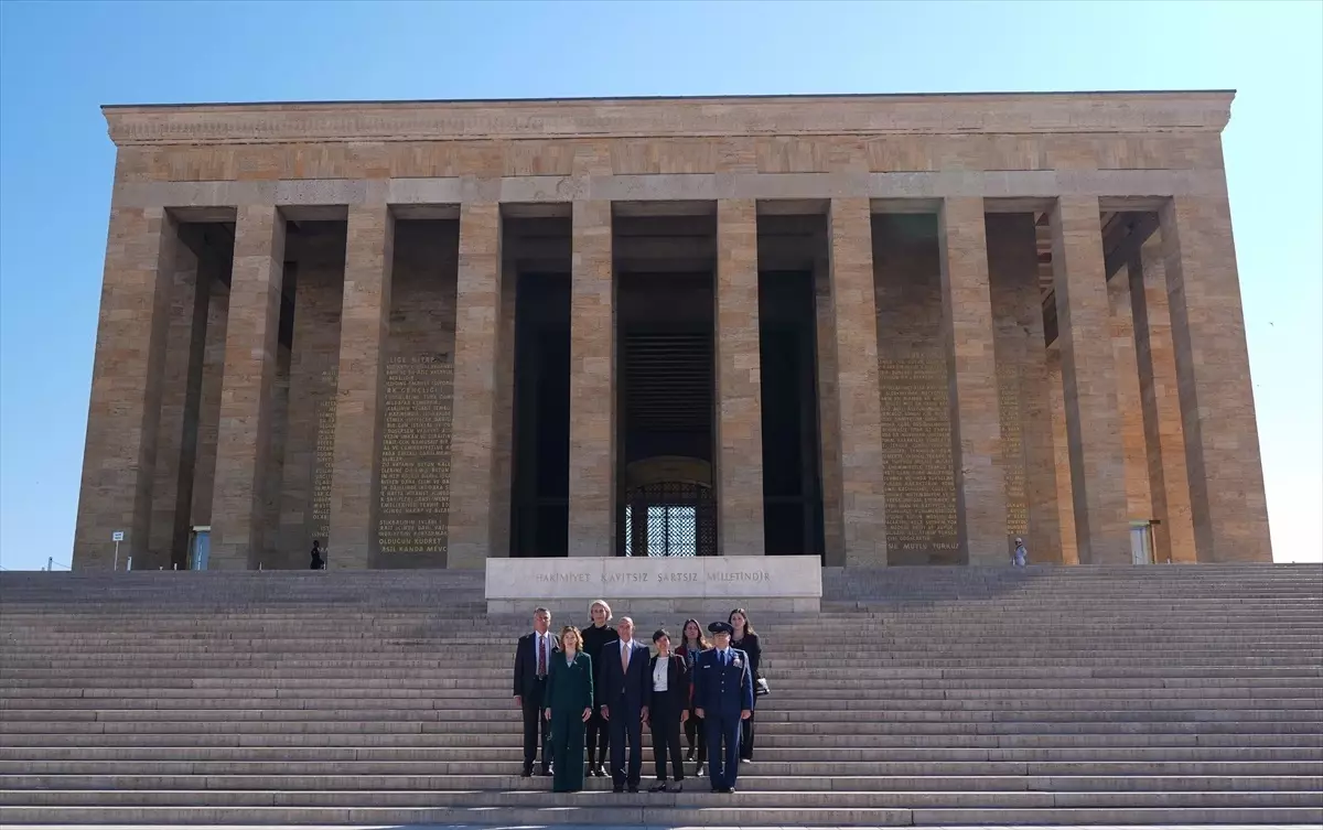 ABD'nin Ankara Büyükelçisi Tom Barrack Anıtkabir'i Ziyaret Etti