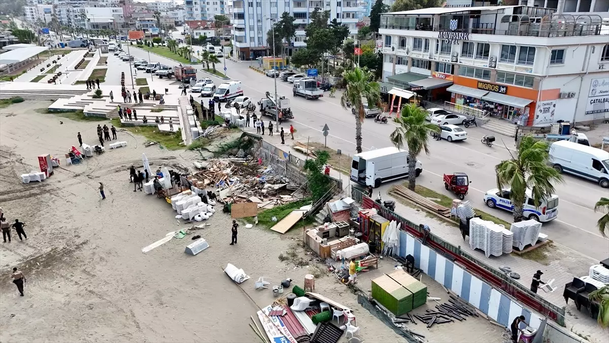Karataş'ta 138 Kaçak Yapı Yıkıldı