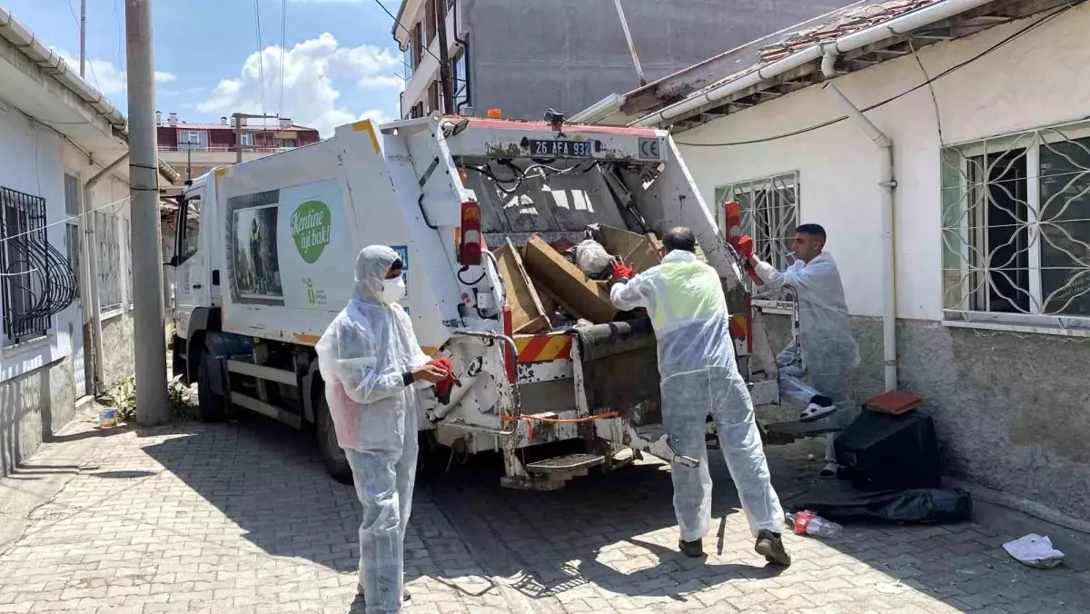Eskişehir'de Kimsesiz Yaşlı Kadının Çöp Evi Temizlendi