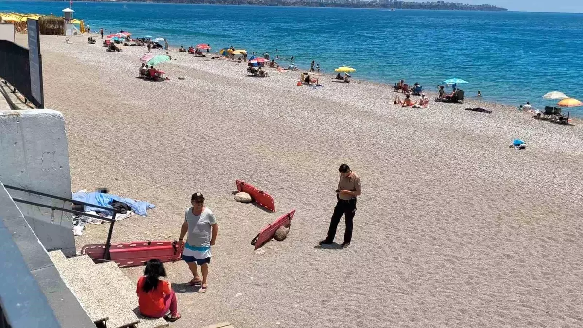 Antalya'da Evsiz Bir Kişi Konyaaltı Sahili'nde Ölü Bulundu