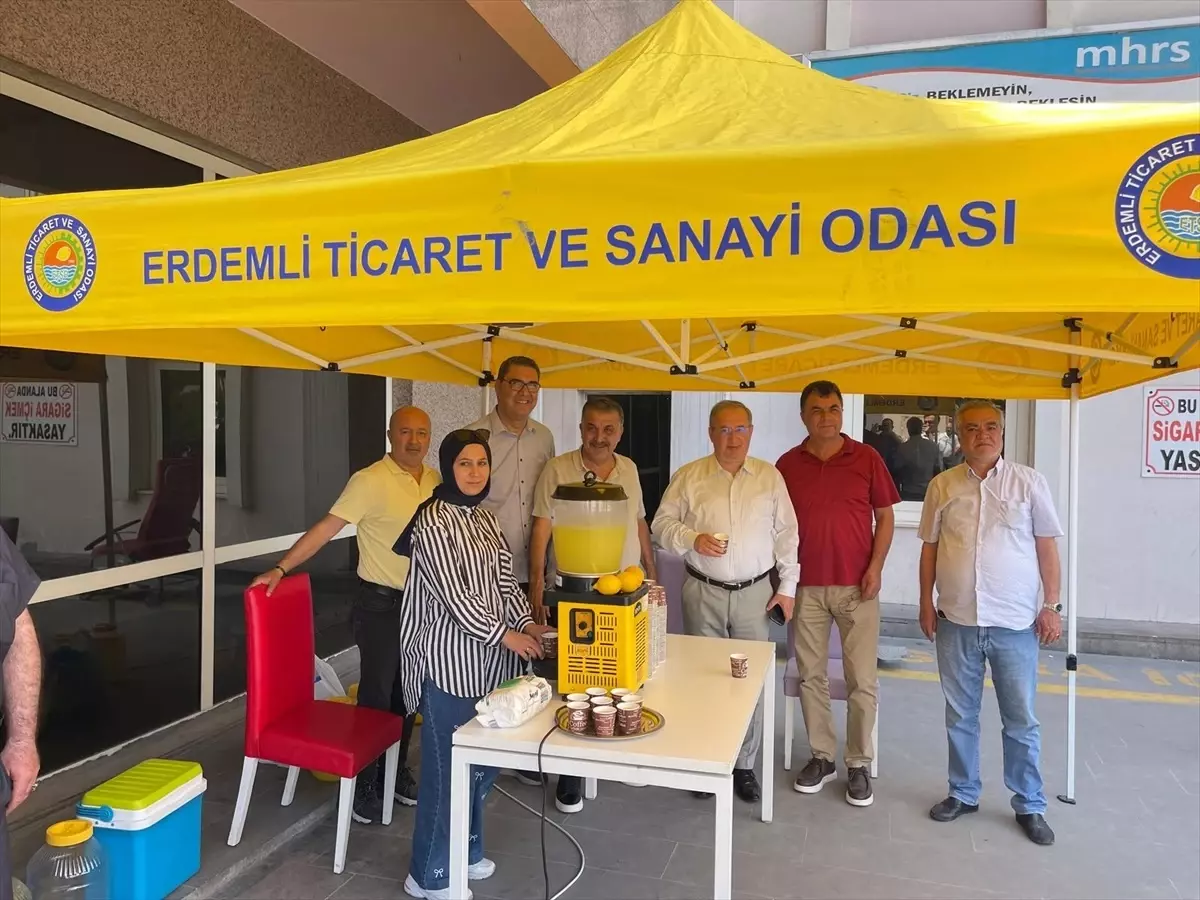 Erdemli'de Sağlık Çalışanlarına Limonata İkramı