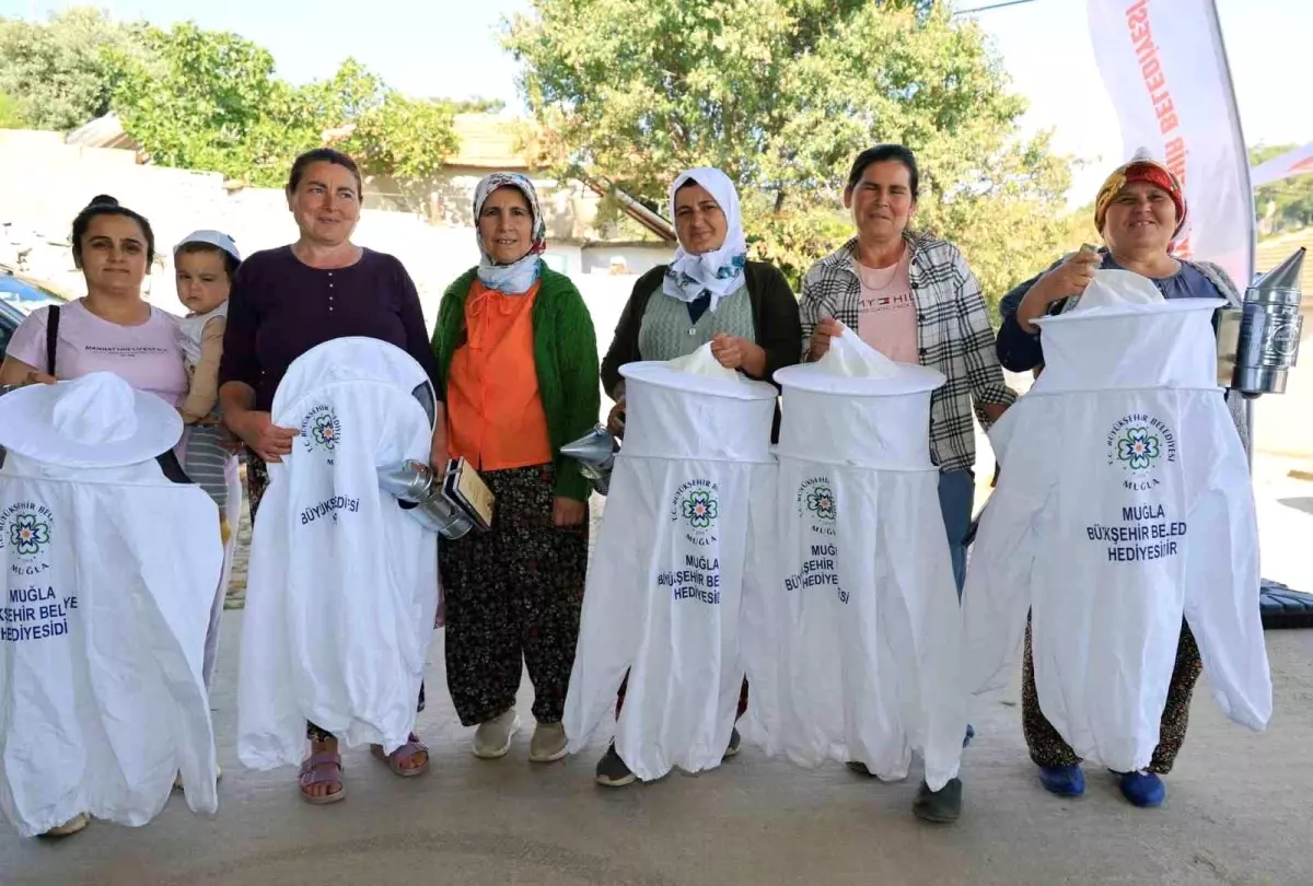 Muğla'da Arıcılara Destek Programı: 34 Arıcıya Maske ve Körük Dağıtıldı