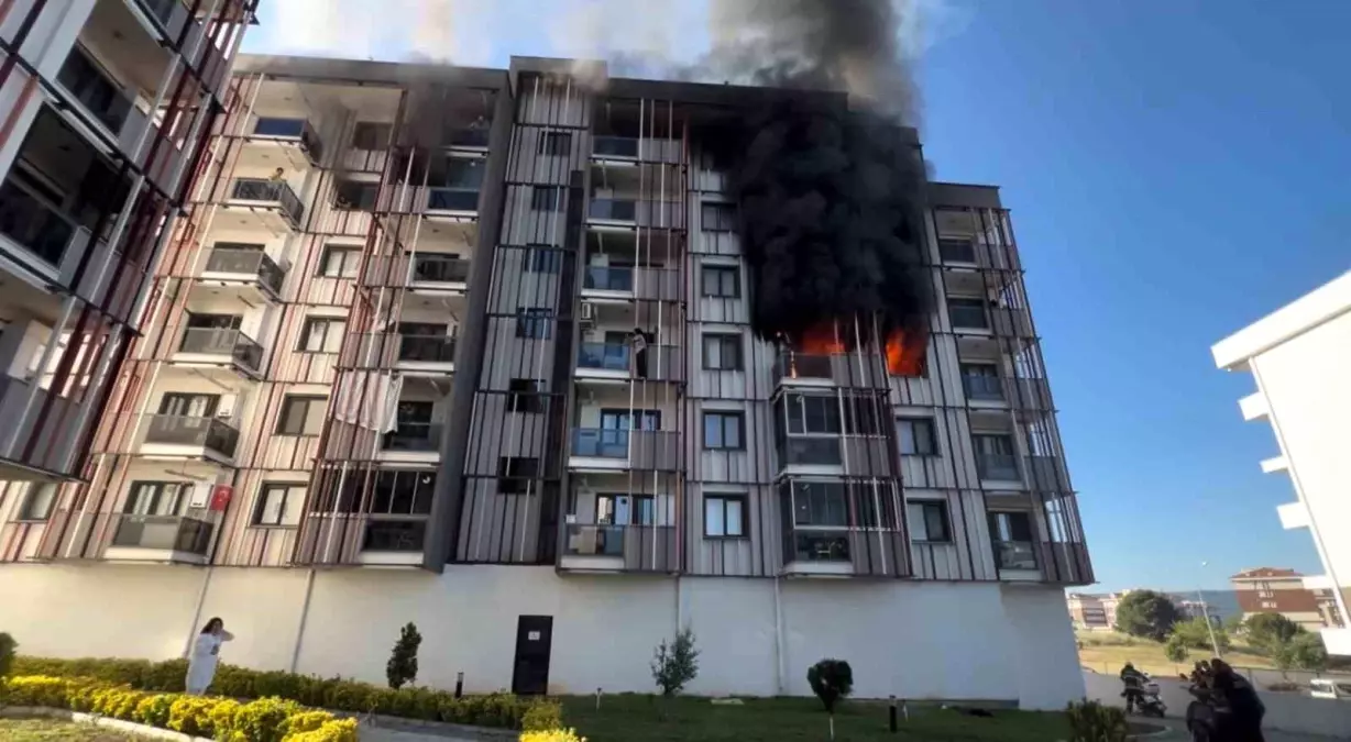 Çanakkale'de Yangın: 10 Kişi Dumandan Etkilendi