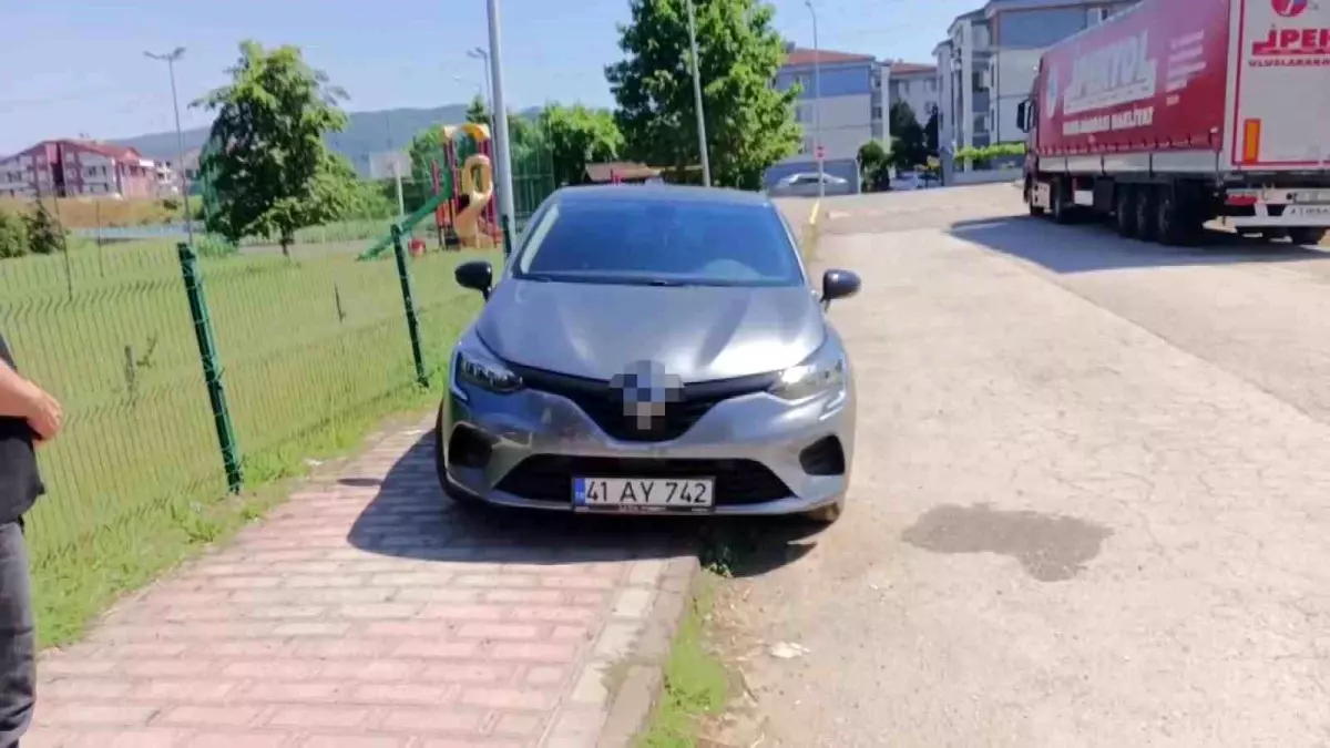 Gölcük'te Trafik Kazası: İki Sürücü Yaralandı