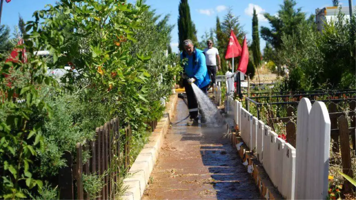 Adıyaman'da Mezarlıklarda Kurban Bayramı Temizliği Devam Ediyor