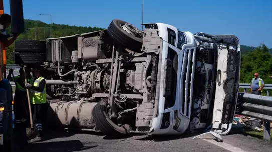 Beykoz'da Kamyon Devrildi, Sürücü Yaralandı