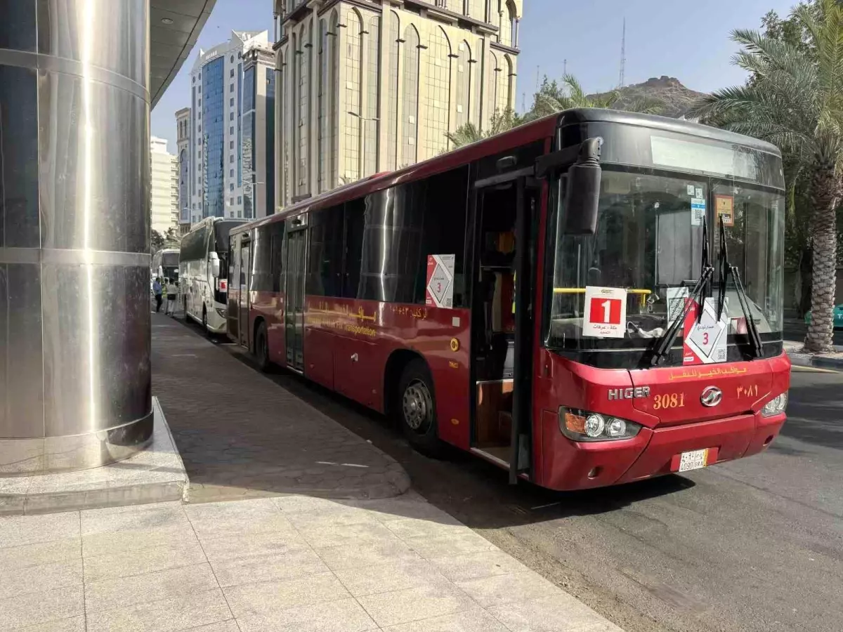 Arafat Vakfesi için Hacı Adayları Mekke'den Yola Çıktı