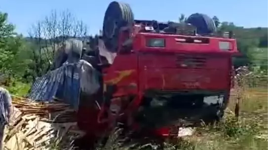 Yalova'da Freni Boşalan Kamyon Devrildi