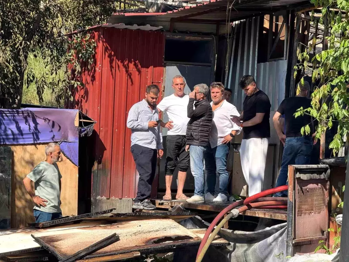 Sarıyer'de Mobilya İmalathanesinde Yangın