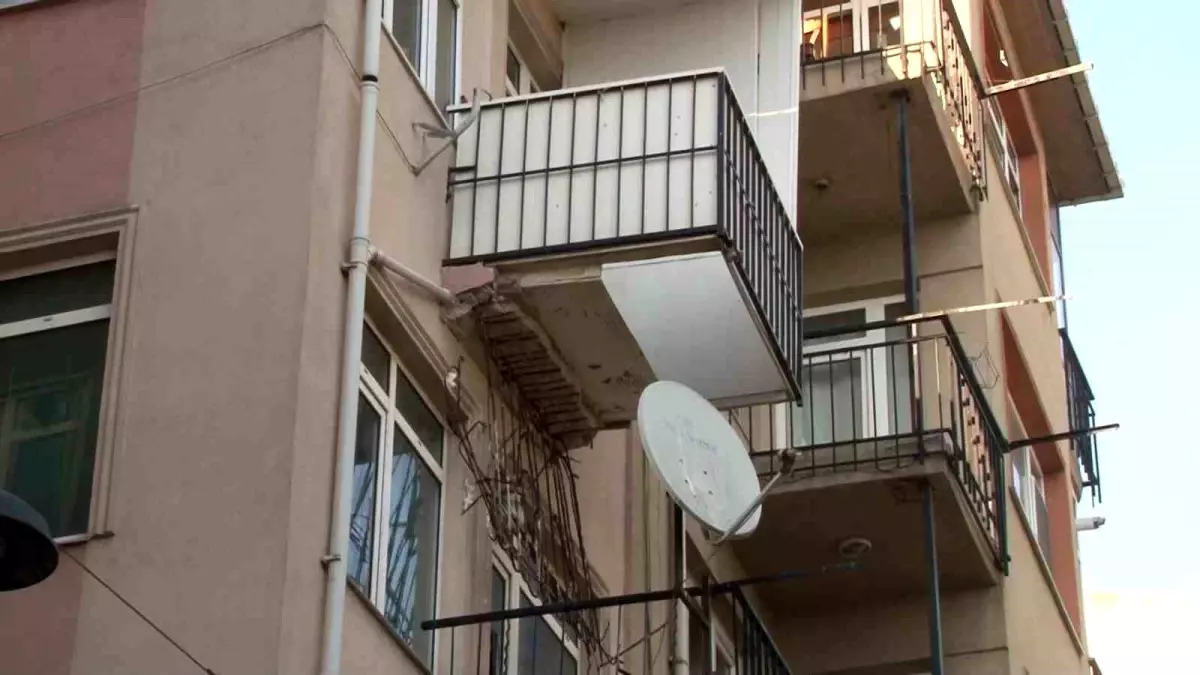 Kadıköy'de Balkon Çökmesi, Facia Uzak Oldu