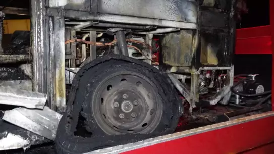 Antalya'da Minibüs Alevlere Teslim Oldu