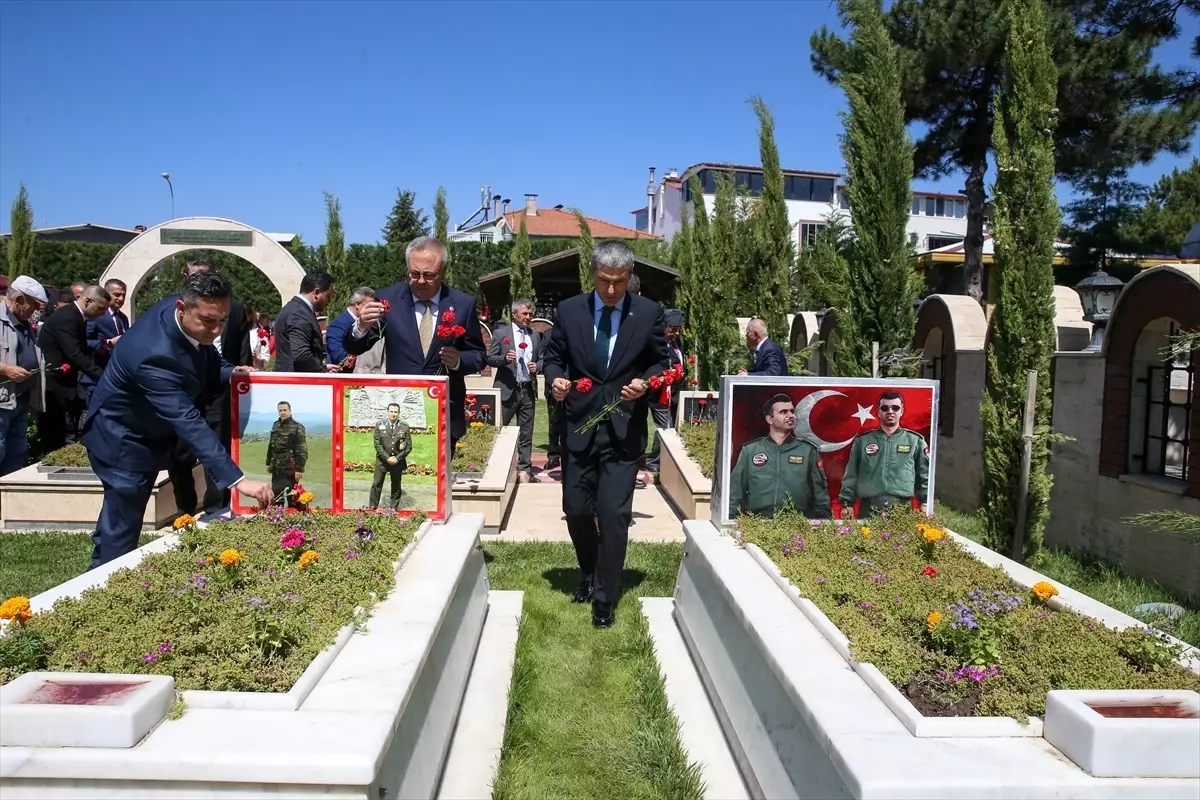 Uşak'ta arife günü şehitlik ziyaret edildi