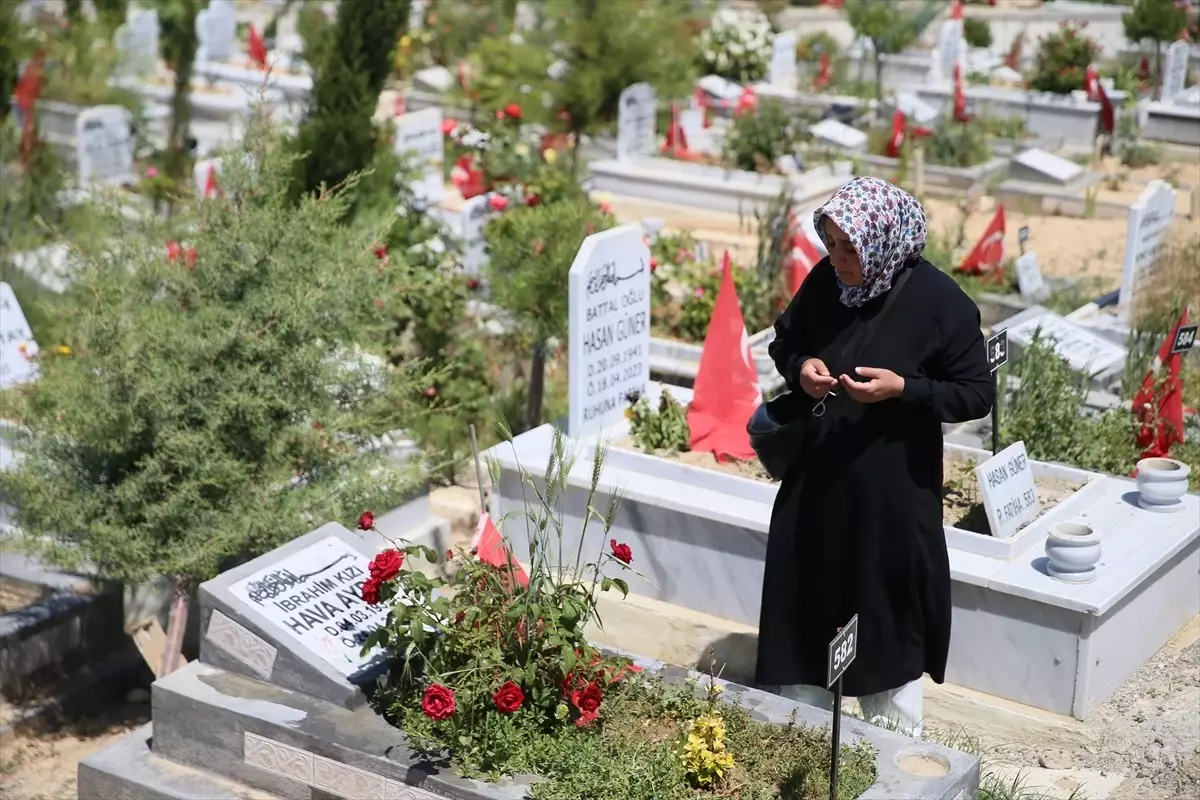 Depremzedeler Bayramda Mezarlıkları Ziyaret Etti