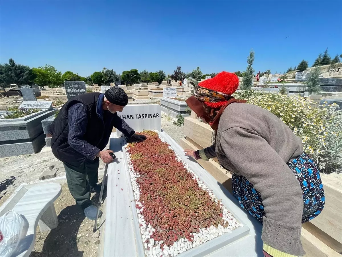 Yaşlı Çiftin Mezarlık Ziyareti