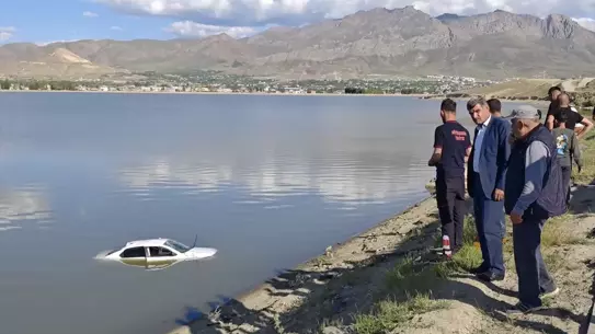 Van'da Otomobil Gole Devrildi, 2 Yaralı