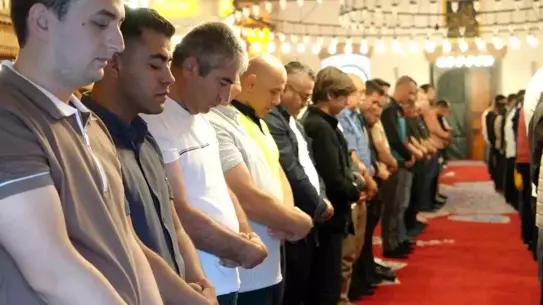 Balıkesir'de Bayram Namazı Zağnos Paşa Cami'nde Kılındı