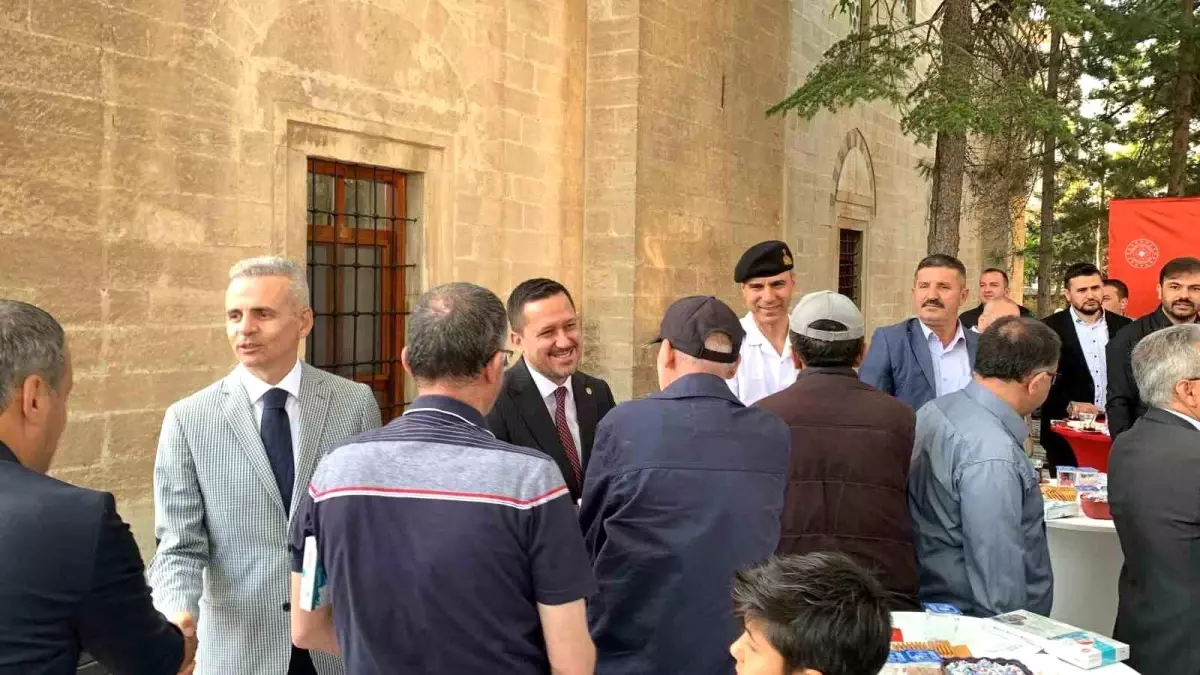 Karaman'da Bayram Namazı Sonrası Protokol Üyelerinden Vatandaşlara Bayramlaşma