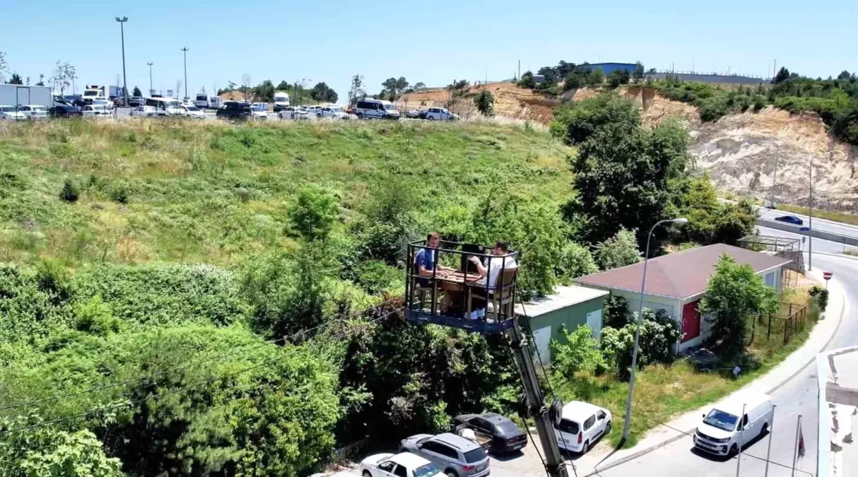 Vinçle 40 Metre Yüksekliğe Çay İçmeye Çıktılar