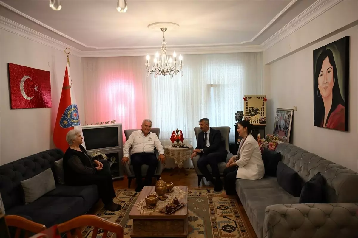 Edirne Valisi Sezer, şehit ailesini ziyaret etti
