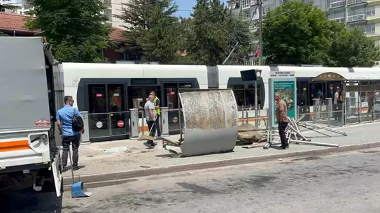 Eskişehir'de Otobüs Tramvay Durağına Çarptı