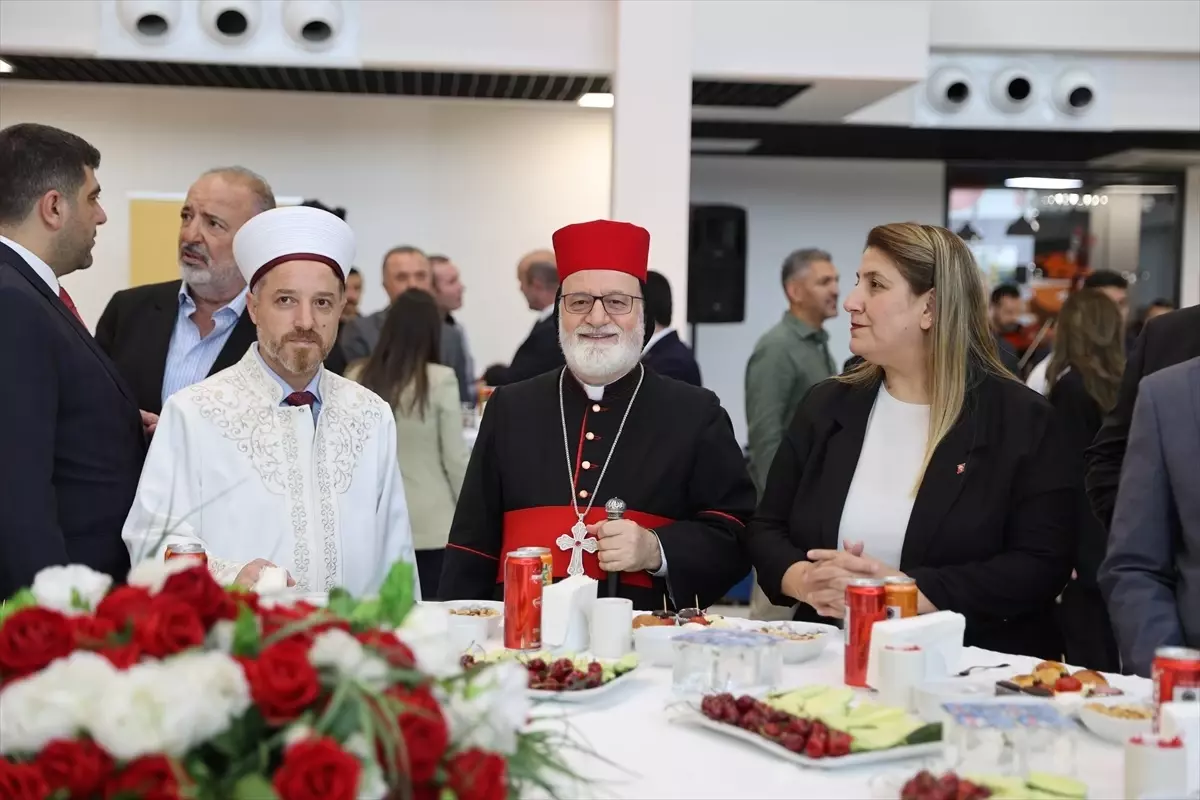 Mardin'de farklı dine mensup vatandaşlar bayramlaşma programında buluştu