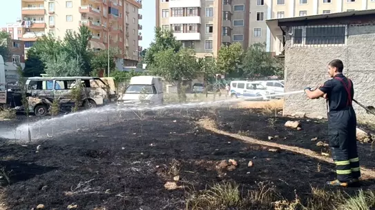 Batman'da Yangın: 4 Araç Yandı, Tır Kurtarıldı
