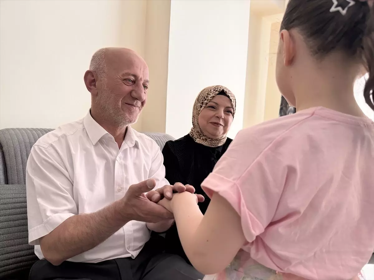 Erzurumlu çift, 22 yıllık evlat hasretini "Azra" ile dindirdi