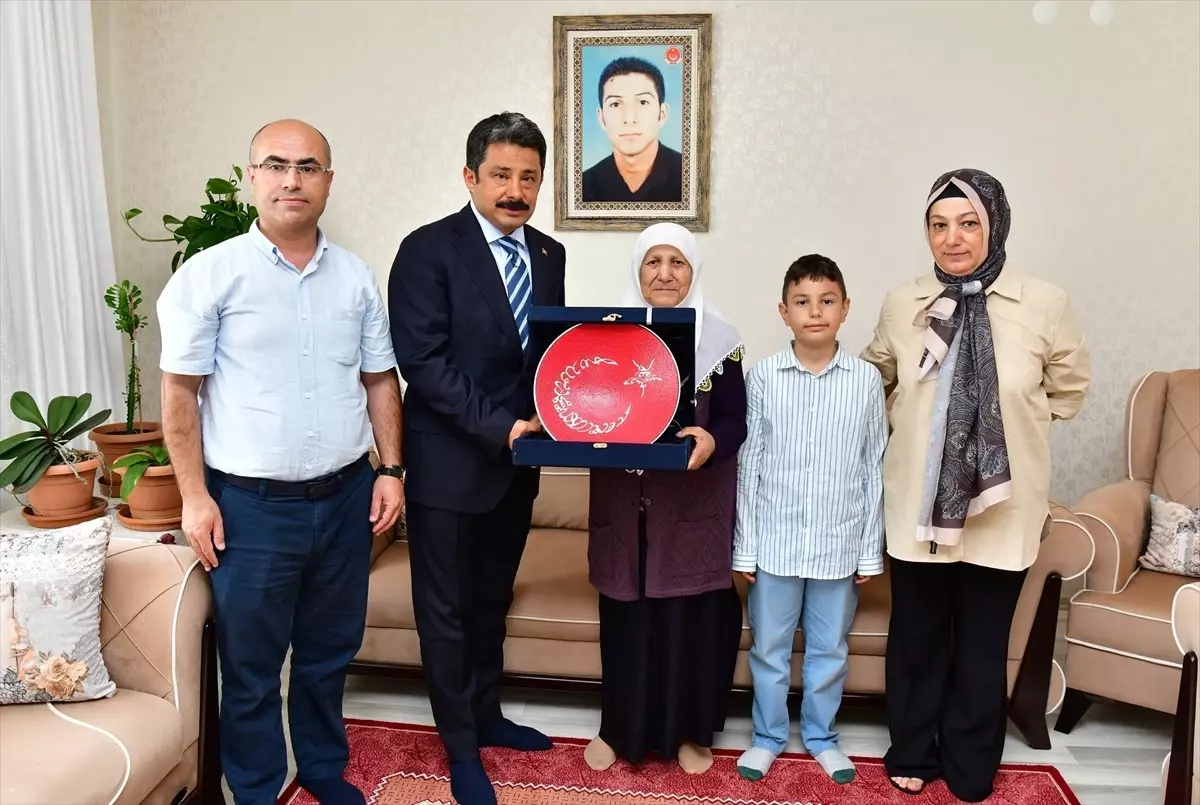 Kırşehir Valisi Demiryürek, şehit ailelerini ziyaret etti