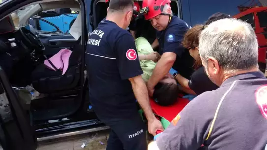 Antalya'da Trafik Kazası: 3 Yaralı