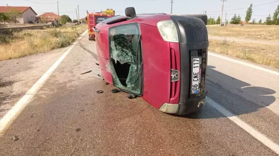 Kulu'da hafif ticari araç devrildi, 4 yaralı
