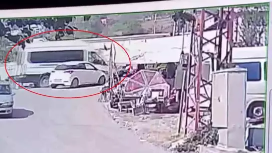 Dörtyol'da Minibüs Otomobille Çarpıştı, Dereye Uçtu: 4 Yaralı