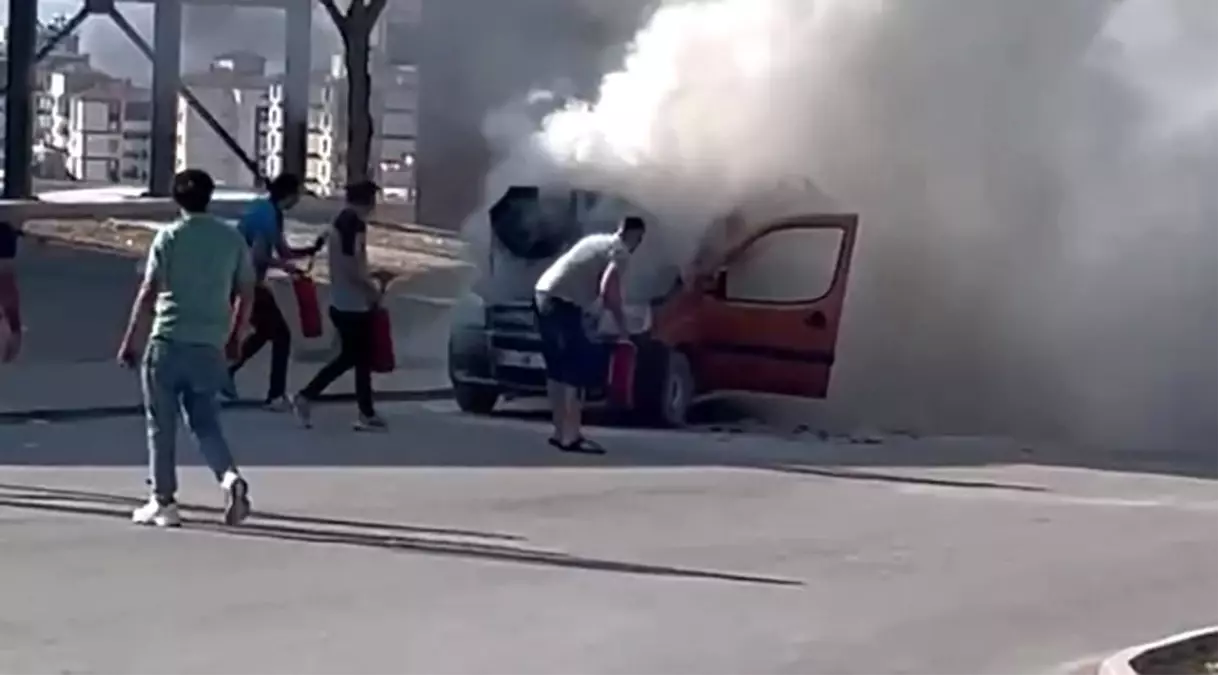 Konya'da Seyir Halindeki Araç Yandı