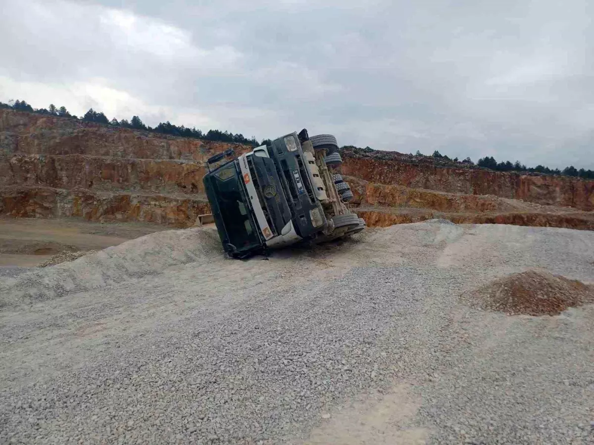 Bilecik'te Kamyon Devrildi