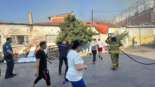 İzmir'de Metruk Bina Yangını