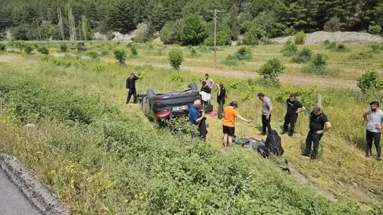 Amasya'da Otomobil Şarampole Devrildi