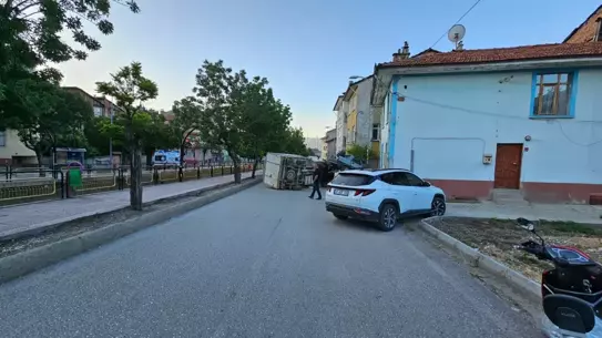 Tosya'da Kamyonet Park Halindeki Araca Çarptı