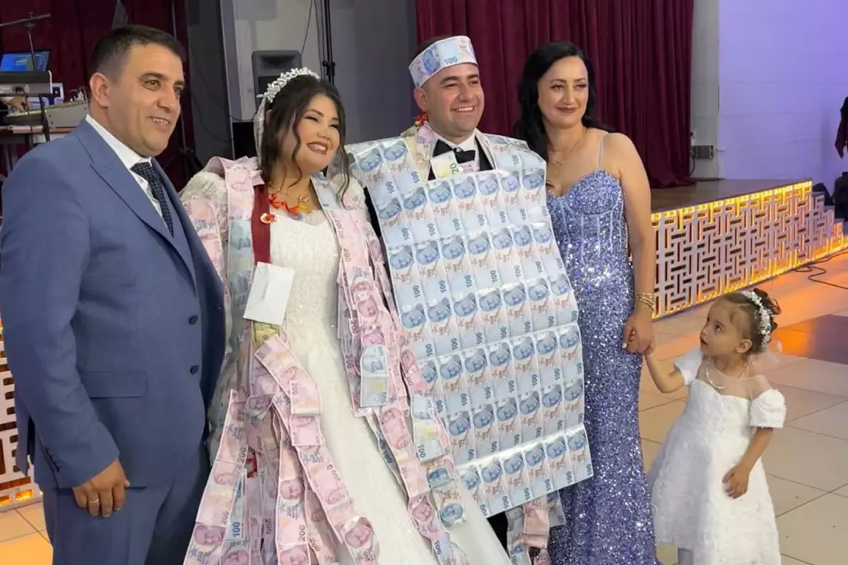 Düğünde damada paradan yelek giydirdiler