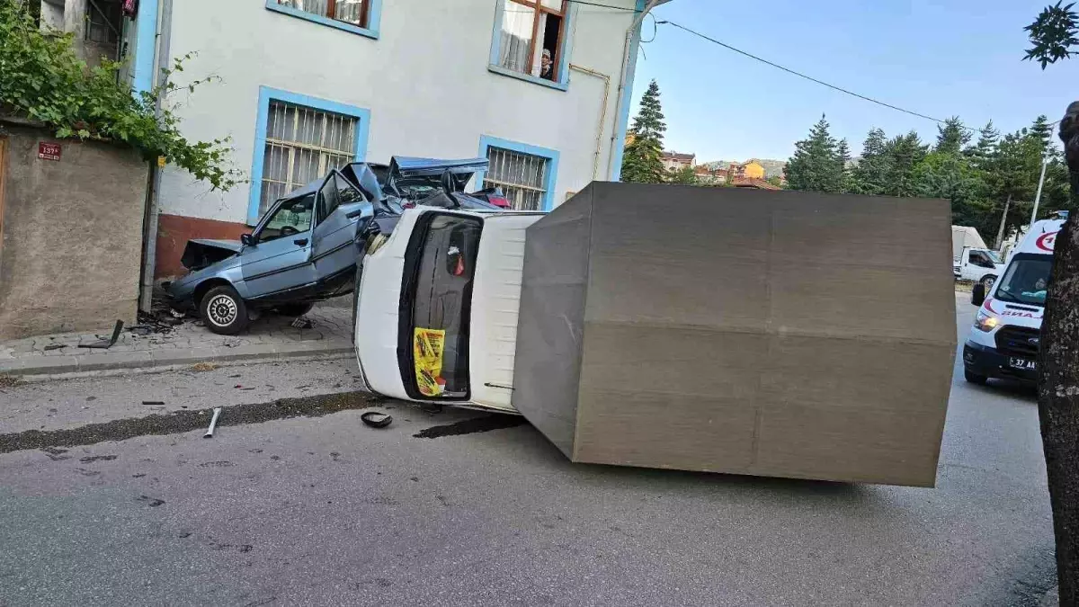 Tosya'da Kamyonet Park Halindeki Araca Çarptı