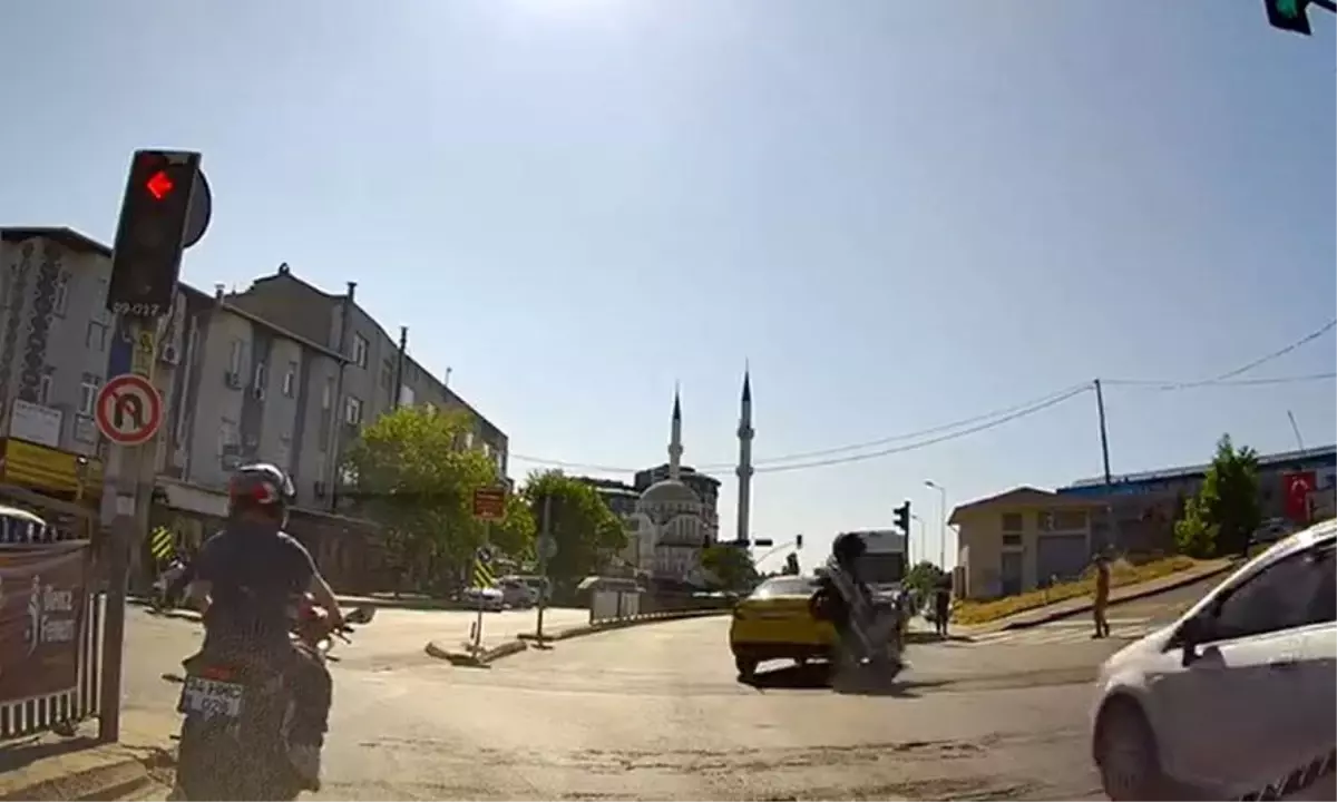 Şişli'de Motosiklet-Taksi Kazası